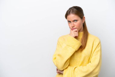 Beyaz arka planda izole edilmiş genç beyaz kadın şüpheleri var.