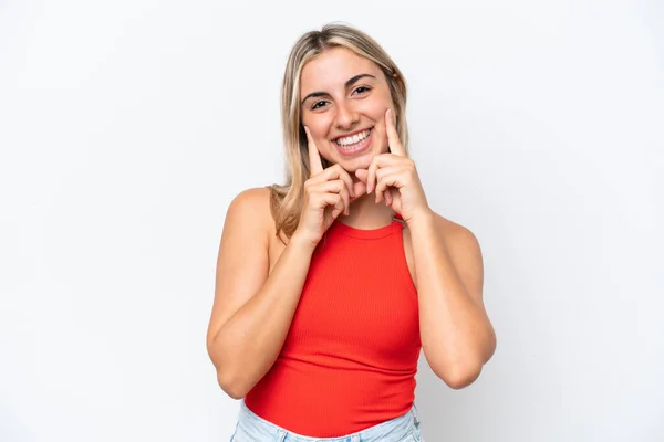 Jonge Kaukasische Vrouw Geïsoleerd Witte Achtergrond Glimlachen Met Een Vrolijke — Stockfoto