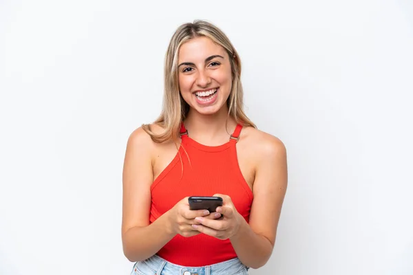 Jovem Caucasiana Isolada Fundo Branco Surpreendida Enviando Uma Mensagem — Fotografia de Stock