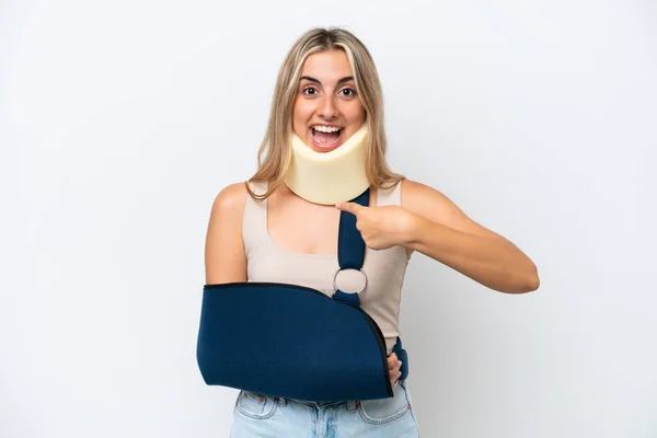Woman Broken Arm Wearing Sling Isolated White Background Surprise Facial — Foto de Stock