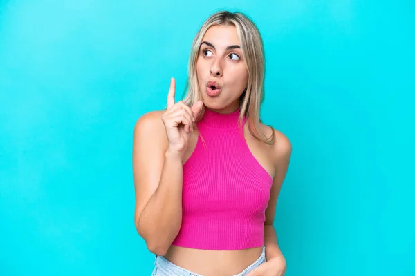 Young Caucasian Woman Isolated Blue Background Thinking Idea Pointing Finger — Stock Photo, Image