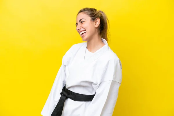 Young Caucasian Woman Doing Karate Isolated Yellow Background Laughing Lateral — Foto de Stock