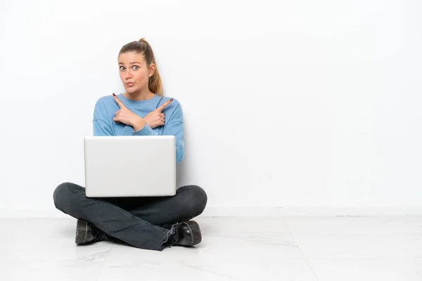 Junge Frau Mit Laptop Sitzt Auf Dem Boden Und Zeigt — Stockfoto