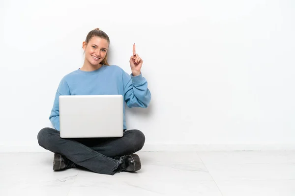 Junge Frau Mit Laptop Sitzt Auf Dem Boden Und Zeigt — Stockfoto