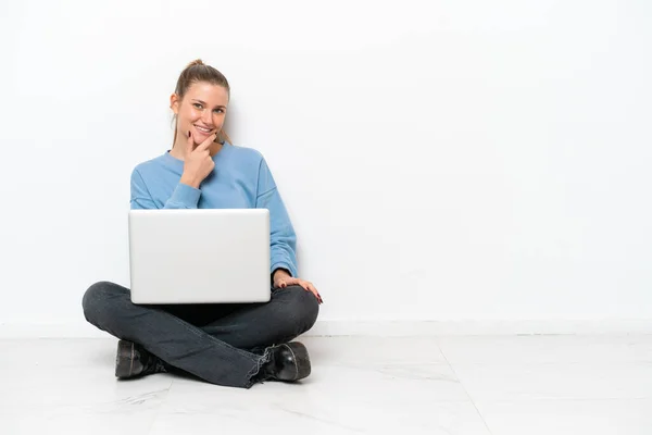 Junge Frau Mit Laptop Sitzt Lächelnd Auf Dem Boden — Stockfoto