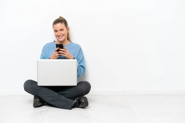 Junge Frau Mit Laptop Sitzt Auf Dem Boden Und Sendet — Stockfoto