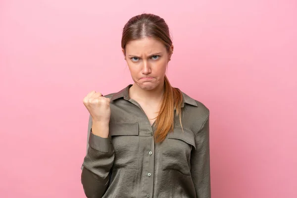 Ung Kaukasiska Kvinna Isolerad Rosa Bakgrund Med Olyckliga Uttryck — Stockfoto