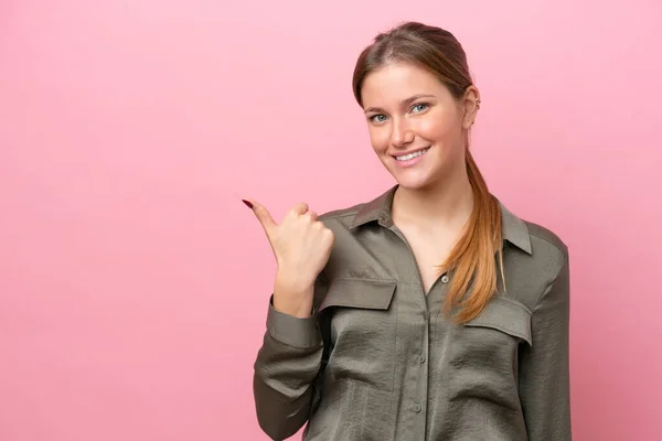 Jonge Blanke Vrouw Geïsoleerd Roze Achtergrond Wijzend Naar Zijkant Een — Stockfoto