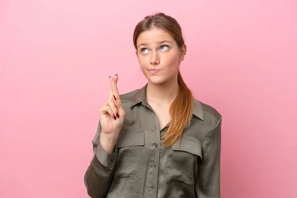 Ung Kaukasisk Kvinna Isolerad Rosa Bakgrund Med Fingrar Korsning Och — Stockfoto