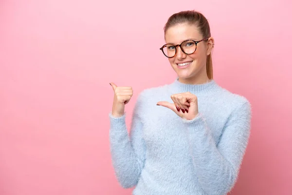 Junge Kaukasische Frau Isoliert Auf Rosa Hintergrund Zeigt Auf Die — Stockfoto