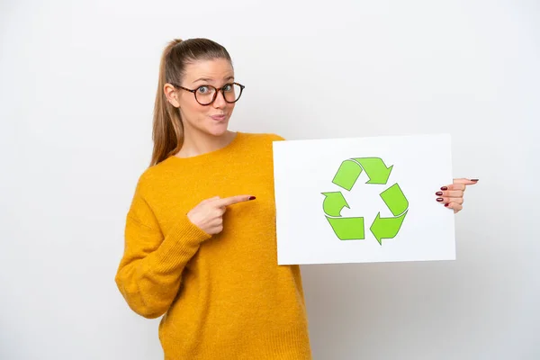 Молода Біла Жінка Ізольована Білому Тлі Тримаючи Плакат Значком Переробки — стокове фото