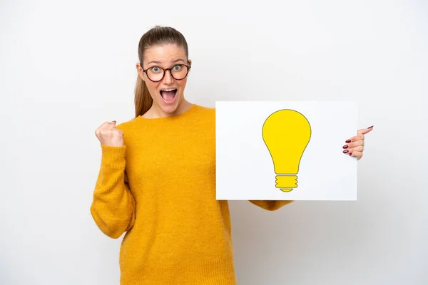 Young Caucasian Woman Isolated White Background Holding Placard Bulb Icon — Stockfoto