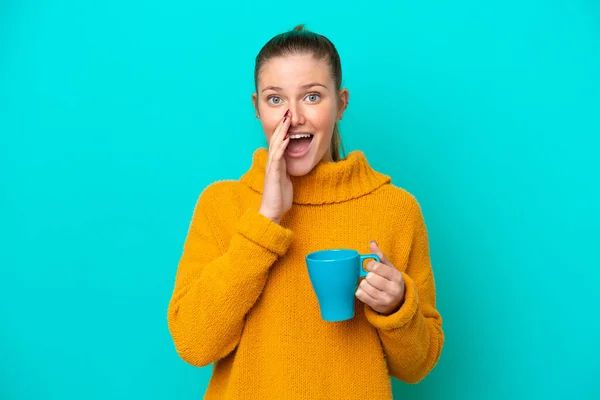 Young Caucasian Woman Holding Cup Isolated Blue Background Shouting Mouth — Stock fotografie