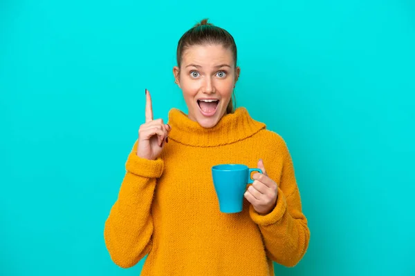 Young Caucasian Woman Holding Cup Isolated Blue Background Pointing Great — Stock fotografie