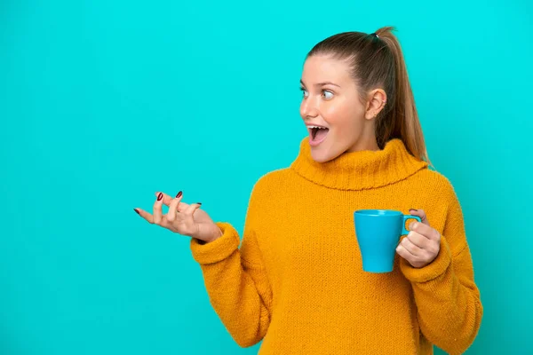 Young Caucasian Woman Holding Cup Isolated Blue Background Surprise Facial — Foto Stock