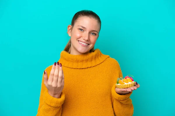 Young Caucasian Woman Holding Tartlet Isolated Blue Background Inviting Come — ストック写真