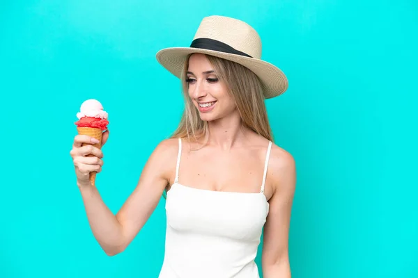 Blonde Frau Badeanzug Mit Einem Eis Auf Blauem Hintergrund Und — Stockfoto
