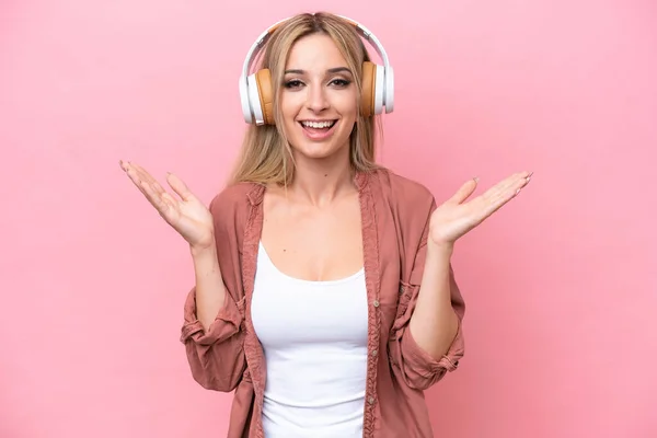 Pretty Blonde Woman Isolated Pink Background Surprised Listening Music — Foto Stock