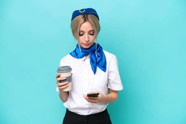 Vliegtuig Blonde Stewardess Vrouw Geïsoleerd Blauwe Achtergrond Met Koffie Mee — Stockfoto