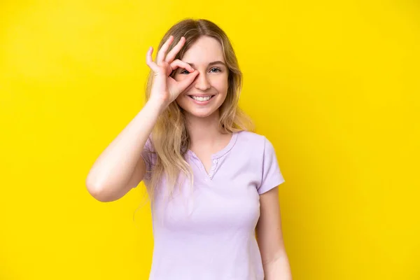 Blonde English Young Girl Isolated Yellow Background Showing Sign Fingers — Fotografia de Stock