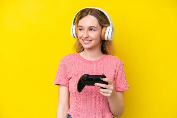 Blonde English Young Girl Playing Video Game Controller Isolated Yellow — Stockfoto