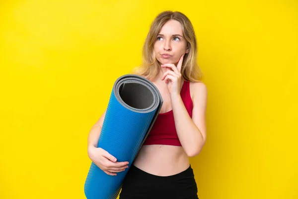 Young Sport Caucasian Woman Going Yoga Classes While Holding Mat — Fotografia de Stock