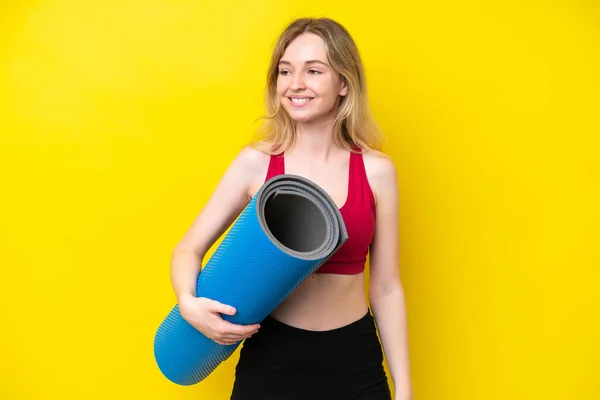 Young Sport Caucasian Woman Going Yoga Classes While Holding Mat — Fotografia de Stock