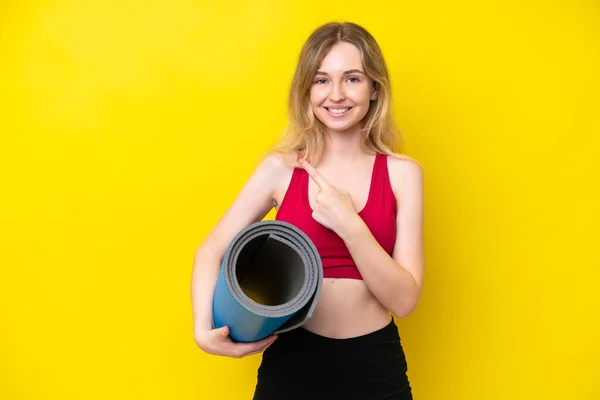 Young Sport Caucasian Woman Going Yoga Classes While Holding Mat — Fotografia de Stock