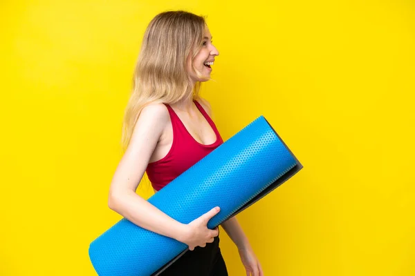 Young Sport Caucasian Woman Going Yoga Classes While Holding Mat — Fotografia de Stock