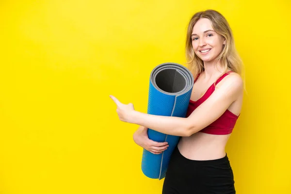 Young Sport Caucasian Woman Going Yoga Classes While Holding Mat — Fotografia de Stock