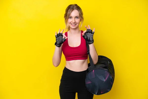 Young Sport Caucasian Woman Sport Bag Isolated Background Showing Sign — Fotografia de Stock