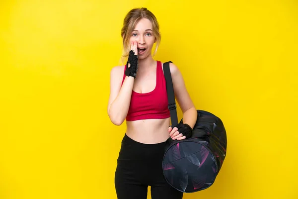 Young Sport Caucasian Woman Sport Bag Isolated Background Surprise Shocked — Fotografia de Stock