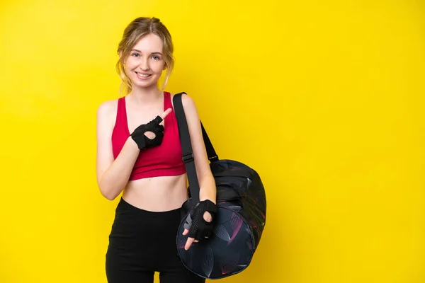 Young Sport Caucasian Woman Sport Bag Isolated Background Pointing Side — Fotografia de Stock