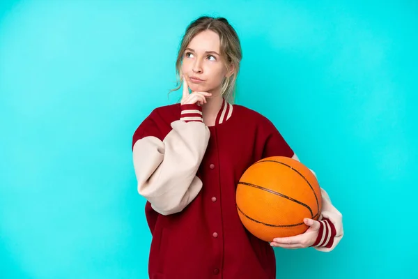 Young Basketball Player Caucasian Woman Isolated Blue Background Having Doubts — Stock fotografie