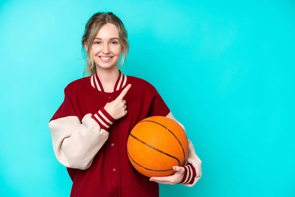 Young Basketball Player Caucasian Woman Isolated Blue Background Pointing Side — Fotografia de Stock
