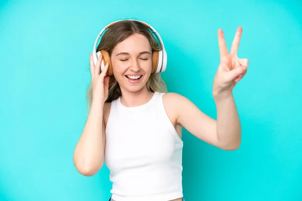 Ξανθιά Αγγλίδα Νεαρή Κοπέλα Απομονωμένη Μπλε Φόντο Ακούγοντας Μουσική Και — Φωτογραφία Αρχείου