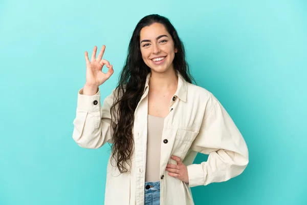 Молода Біла Жінка Ізольована Синьому Фоні Показуючи Знак Пальцями — стокове фото