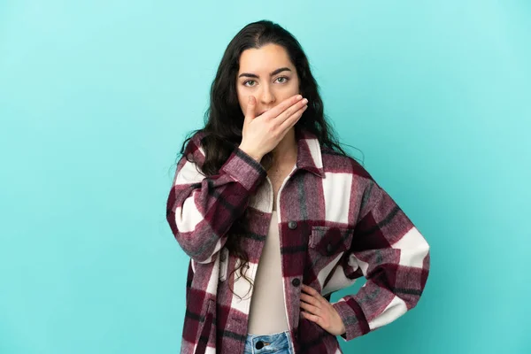 Mulher Branca Jovem Isolado Fundo Azul Cobrindo Boca Com Mão — Fotografia de Stock