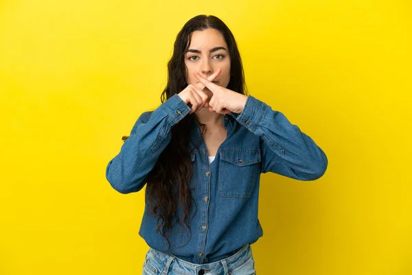 Jonge Blanke Vrouw Geïsoleerd Gele Achtergrond Met Een Teken Van — Stockfoto