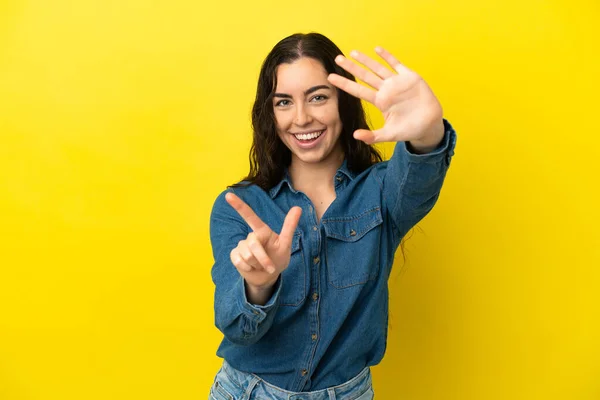 Mujer Joven Caucásica Aislada Sobre Fondo Amarillo Contando Siete Con —  Fotos de Stock