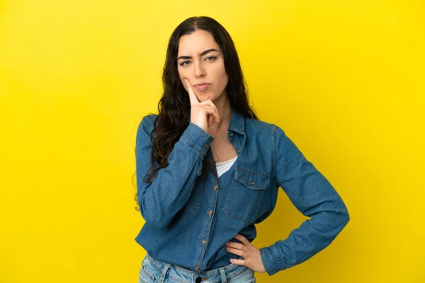 Giovane Donna Caucasica Isolata Sfondo Giallo Pensando — Foto Stock