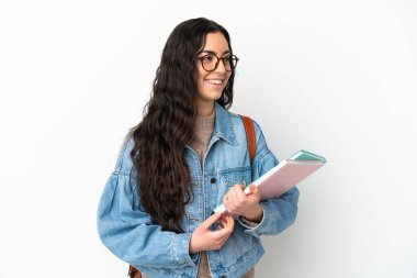 Beyaz arka planda izole edilmiş genç bir kız öğrenci.