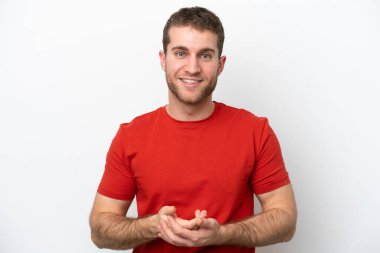 Beyaz arka planda izole edilmiş genç beyaz adam gülüyor.