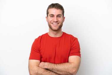 Beyaz arka planda izole genç beyaz adam kollarını ön konumda çapraz tutmak