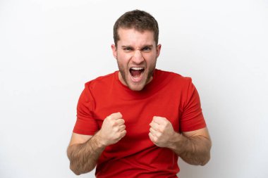 Beyaz arka planda izole edilmiş genç beyaz adam kötü bir durum yüzünden hayal kırıklığına uğradı.