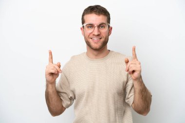 Beyaz arka planda izole edilmiş genç beyaz adam harika bir fikre işaret ediyor