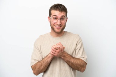 Beyaz arka planda izole edilmiş genç beyaz adam gülüyor.