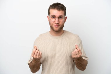 Beyaz arka planda izole genç beyaz adam para jesti yapıyor ama mahvoldu.