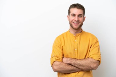 Beyaz arka planda izole genç beyaz adam kollarını ön konumda çapraz tutmak