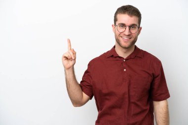 Beyaz arka planda izole edilmiş genç beyaz adam harika bir fikre işaret ediyor